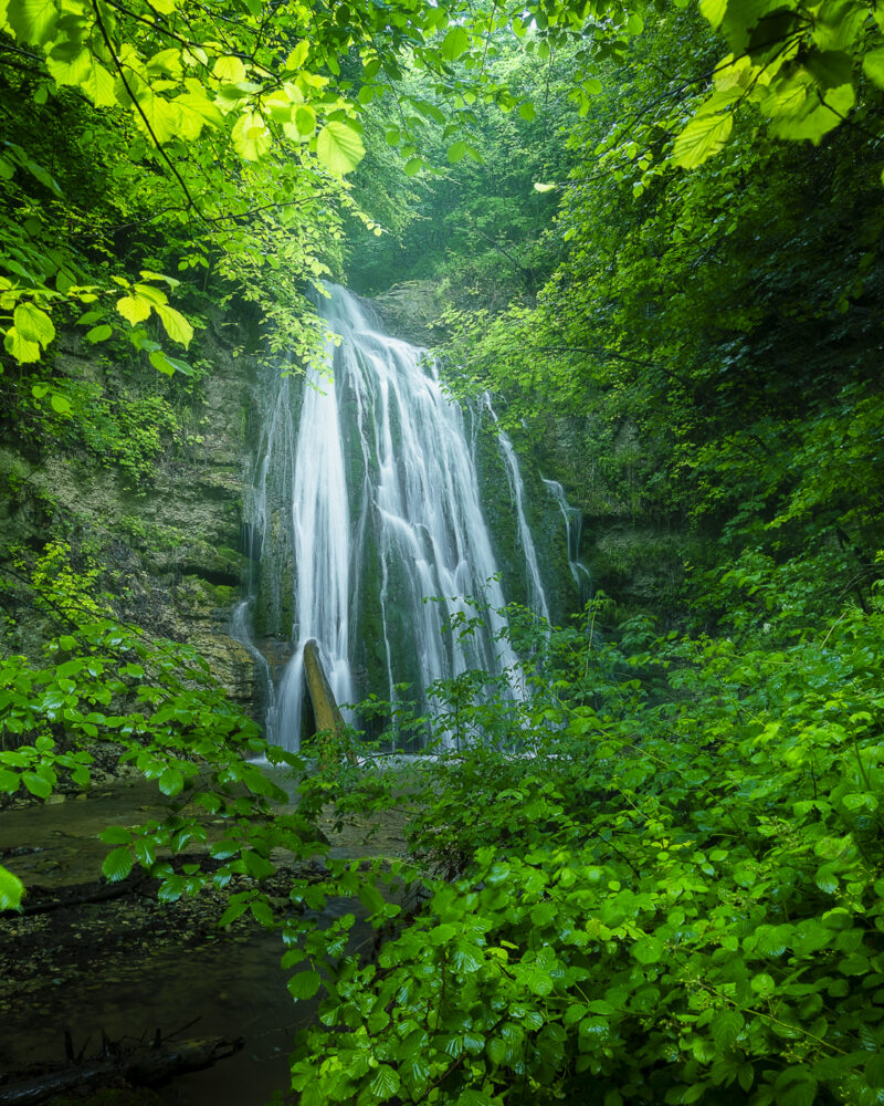 Wasserfall, Fotografie, Naturfotografie, Kanton Zürich, Schweiz, Wandbild, Frühling, Tourismus, Naturfotografie für Unternehmen Schweiz, Wandbilder für Banken, Naturbilder für Kliniken, professionelle Naturfotografie Tourismus.